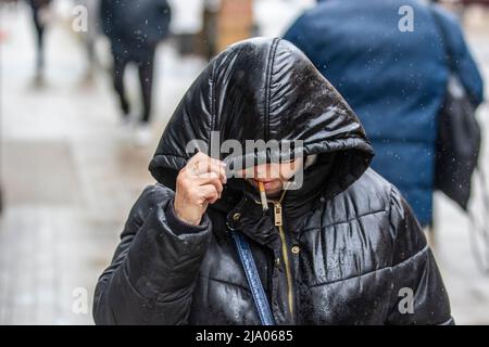 Preston, Lancashire. UK Wetter 26 Mai 2022. Keine Anzeichen des Sommers als ein weiterer regnerischer Start in den Tag für Geschäfte, Shopper und Shopping in Preston. Ein trüber und nasser Start in die heutige Zeit, mit Regenfällen, die sich einziehen. Kredit. MediaWorldImages/AlamyLiveNews Stockfoto