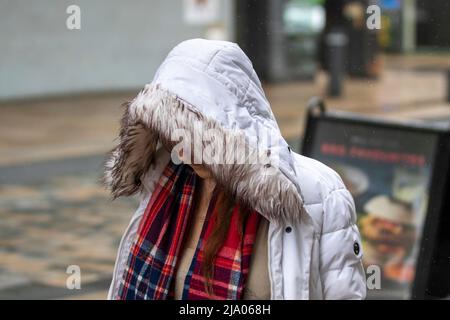 Preston, Lancashire. UK Wetter 26 Mai 2022. Keine Anzeichen des Sommers als ein weiterer regnerischer Start in den Tag für Geschäfte, Shopper und Shopping in Preston. Ein trüber und nasser Start in die heutige Zeit, mit Regenfällen, die sich einziehen. Kredit. MediaWorldImages/AlamyLiveNews Stockfoto