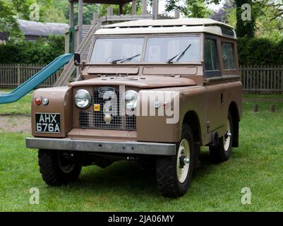 Drei Viertel Vorderansicht eines Brown, 1963, Landover Series 2A, auf der Wickhambreaux Classic Car Show, 2022 Stockfoto