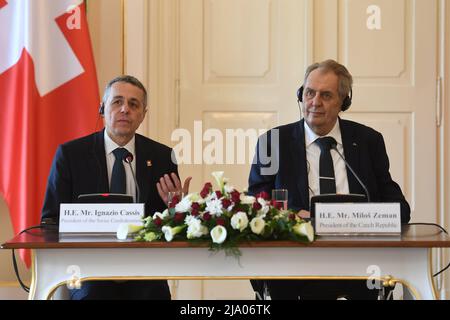 Lany, Tschechische Republik. 26.. Mai 2022. Der tschechische Präsident Milos Zeman, rechts, und sein Schweizer Amtskollege Ignazio Cassis nehmen nach ihrem Treffen am 26. Mai 2022 in Lany, Tschechische Republik, an der Pressekonferenz Teil. Kredit: Katerina Sulova/CTK Foto/Alamy Live Nachrichten Stockfoto