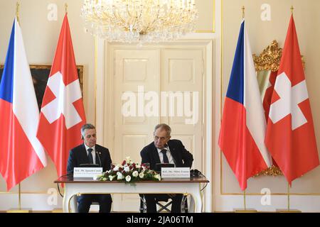 Lany, Tschechische Republik. 26.. Mai 2022. Der tschechische Präsident Milos Zeman, rechts, und sein Schweizer Amtskollege Ignazio Cassis nehmen nach ihrem Treffen am 26. Mai 2022 in Lany, Tschechische Republik, an der Pressekonferenz Teil. Kredit: Katerina Sulova/CTK Foto/Alamy Live Nachrichten Stockfoto