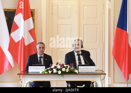 Lany, Tschechische Republik. 26.. Mai 2022. Der tschechische Präsident Milos Zeman, rechts, und sein Schweizer Amtskollege Ignazio Cassis nehmen nach ihrem Treffen am 26. Mai 2022 in Lany, Tschechische Republik, an der Pressekonferenz Teil. Kredit: Katerina Sulova/CTK Foto/Alamy Live Nachrichten Stockfoto