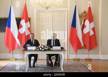 Lany, Tschechische Republik. 26.. Mai 2022. Der tschechische Präsident Milos Zeman, rechts, und sein Schweizer Amtskollege Ignazio Cassis nehmen nach ihrem Treffen am 26. Mai 2022 in Lany, Tschechische Republik, an der Pressekonferenz Teil. Kredit: Katerina Sulova/CTK Foto/Alamy Live Nachrichten Stockfoto