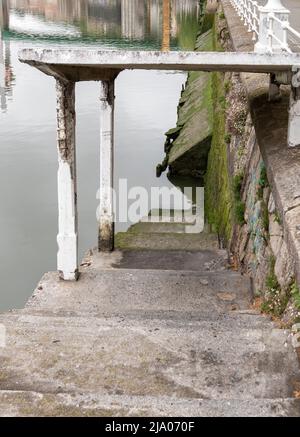 Treppen zum Fluss in bilbao Stockfoto