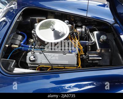 Nahaufnahme des 5,7lt Ford V8 Motors in einer metallisch blauen AC Shelby Cobra Replik von AK Sportscars UK. Erbaut 2003. Stockfoto