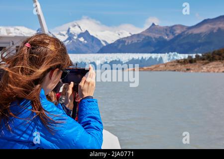 Ein Tourist, der den Perito Moreno Gletscher mit einem Smartphone fotografiert, El Calafate, Santa Cruz, Argentinien. Stockfoto