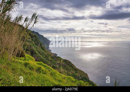 Panoramablick auf Achadas da Cruz und die mächtigen Klippen an der Westküste Madeiras in zauberhaftem Abendlicht, vom Miradouro do Ponta da Lad aus gesehen Stockfoto