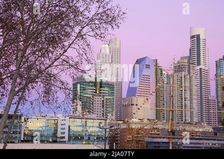 Die Wolkenkratzer von Puerto Madero in der Abenddämmerung, Buenos Aires, Argentinien. Stockfoto