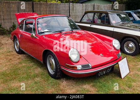 Ein rotes, 1967, Porsche 911 2,0L Sportomatic Coupé, das auf der Wickhambreaux Classic Car Show 2022 ausgestellt ist Stockfoto