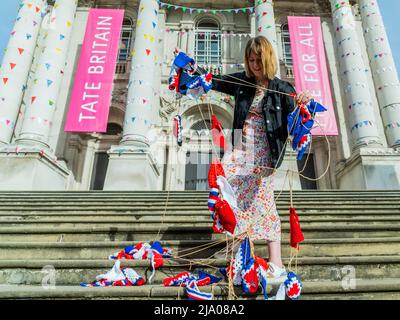 London, Großbritannien. 26 Mai 2022. Die Fassade der Tate Britain ist mit einer Verhüllung bedeckt, die speziell von Schulkindern und Besuchern von Galerien als Teil des landesweiten Dankes-Tages der Together Coalition zur Feier des Jubilee der Königin angefertigt wurde. Während der Halbzeit-Schulferien vom 28. Mai bis zum 5. Juni ist jeder eingeladen, an kostenlosen familienfreundlichen Workshops in der Tate Britain teilzunehmen, um seine eigenen Verzierungen zu erstellen, die er zur Dekoration der Galerie hinzufügen oder zu eigenen Feiern mit nach Hause nehmen kann. Kredit: Guy Bell/Alamy Live Nachrichten Stockfoto