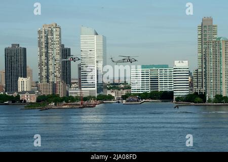 Zwei Hubschrauber des Hubschrauber-Seekampfgeschwaders (HSC) der US Navy fliegen im Rahmen der Flottenwoche über den Hudson River und Jersey City, New Jersey Stockfoto