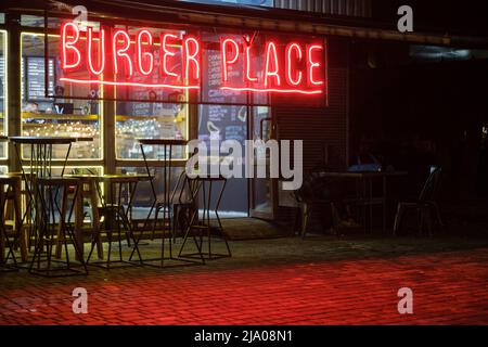 burger Place, Restaurant-Schild in roten Neonbuchstaben, Kopieren Sie freien Platz für Logo, Text Stockfoto