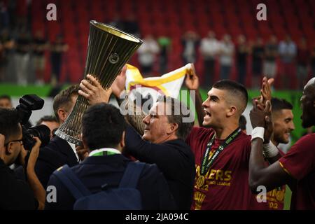 Dan Friedkin (Roma)Gianluca Mancini (Roma)Tammy Abraham (Roma) Während der UEFA European Conference League 2021 2022 ' Spiel zwischen Roma 1-0 Feyenoord im Nationalstadion am 25. Mai 2022 in Tirana, Albanien. (Foto von Maurizio Borsari/AFLO) Stockfoto