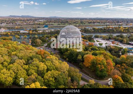 Luftaufnahme der Montreal Biosphäre im Parc Jean-Drapeau während der Herbstsaison in Montreal, Quebec, Kanada. Stockfoto