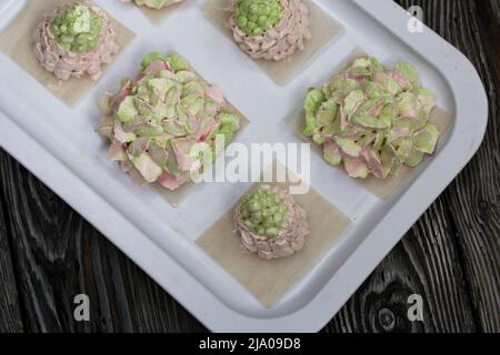 Zeshyr in Form von Blüten mit grünen Blättern. Hausgemachte Marshallows. Stockfoto