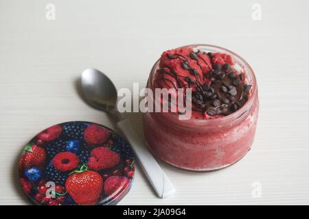 Erdbeerbananensorbet. Mit Schokolade dekoriert. Nahaufnahme. Stockfoto