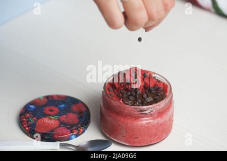 Erdbeerbananensorbet. Mit Schokolade dekoriert. Nahaufnahme. Stockfoto