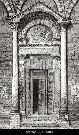 Seitentür des Doms des Heiligen Stephanus in Prato, Toskana, Mittelitalien. Europa. Kleine Städte und große Kunst in der Toskana von Henri Belle 1871. Le Tour du Monde 1879 Stockfoto