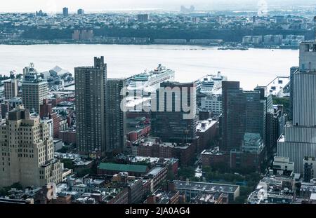 Blick von einem Hotelzimmer auf Gebäude und Kreuzschiffe unten im hudson River nach New Jersey. Stockfoto