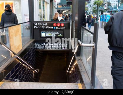 New York City, New York, USA - 21. November 2021: Blick auf die Straße der Treppe, die in die U-Bahn und Penn Station von der 34. Street in New York City führt. Stockfoto