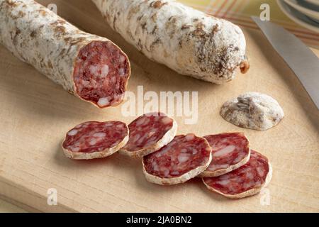 Traditionelle französische Wurst mit Entenfleisch und Scheiben auf einem Schneidebrett aus nächster Nähe Stockfoto