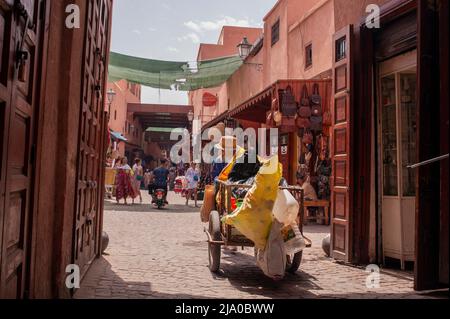 Alltagsleben in den traditionellen Medina- und Zokostraßen von Marrakesch, Marokko. Stockfoto