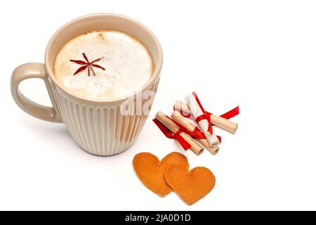 Tasse Kaffee mit Gewürzen, romantische Noten mit Wünschen und zwei Herzen Stockfoto