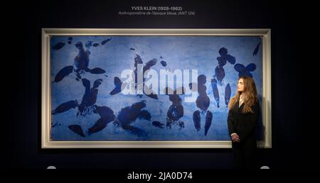 Christie’s, London, Großbritannien. 26 Mai 2022. Anthropométrie de L’Epoque Bleue des französischen Künstlers Yves Klein wird ein Höhepunkt von Christies 20./21. Century: London Evening Sale am 28. Juni 2022, Angeboten in der Region von £24 Millionen. Quelle: Malcolm Park/Alamy Live News. Stockfoto