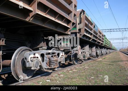 Die russischen Streitkräfte führen eine spezielle Militäroperation durch. Güterzug, Frachtplattformen für den Transport von militärischer Ausrüstung Stockfoto