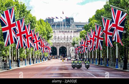 London, Großbritannien. 26.. Mai 2022. Die legendäre Bar Italia in der Frith Street hat den Union Jack und eine Flagge für die Jubilee-Feier von Queen Elizabeth. London bereitet sich auf das Platinum Jubilee Weekend der Queen vor. (Bild: © Bianca Otero/ZUMA Press Wire) Bild: ZUMA Press, Inc./Alamy Live News Stockfoto