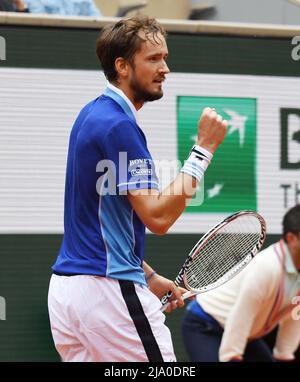 Paris, Frankreich. 26.. Mai 2022. Roland Garros Paris 2022. Tag der französischen Open 5 26.. Mai 2022. Daniil Medvedev (-) gewinnt das zweite Runde gegen Laslo Djere (SRB) Credit: Roger Parker/Alamy Live News Stockfoto