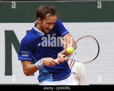 Paris, Frankreich. 26.. Mai 2022. Roland Garros Paris 2022. Tag der französischen Open 5 26.. Mai 2022. Daniil Medvedev (-) gewinnt das zweite Runde gegen Laslo Djere (SRB) Credit: Roger Parker/Alamy Live News Stockfoto