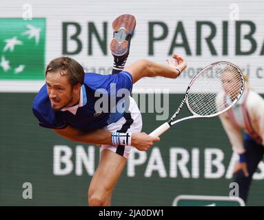 Paris, Frankreich. 26.. Mai 2022. Roland Garros Paris 2022. Tag der französischen Open 5 26.. Mai 2022. Daniil Medvedev (-) gewinnt das zweite Runde gegen Laslo Djere (SRB) Credit: Roger Parker/Alamy Live News Stockfoto