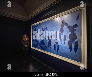 Christie’s, London, Großbritannien. 26 Mai 2022. Anthropométrie de L’Epoque Bleue des französischen Künstlers Yves Klein wird ein Höhepunkt von Christies 20./21. Century: London Evening Sale am 28. Juni 2022, Angeboten in der Region von £24 Millionen. Quelle: Malcolm Park/Alamy Live News. Stockfoto