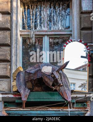 Berlin Kastanienallee 86, Althistorisches Gebäudedetail. Ein alternatives Wohnungsbauprojekt, das von Bewohnern gegen Gentrifizierung besetzt wird Stockfoto