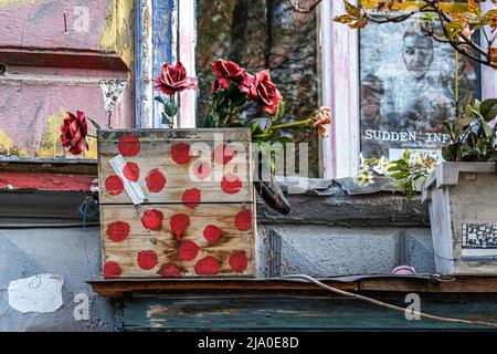 Berlin Kastanienallee 86, Althistorisches Gebäudedetail. Ein alternatives Wohnungsbauprojekt, das von Bewohnern gegen Gentrifizierung besetzt wird Stockfoto