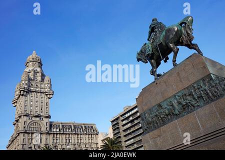 Der Turm des Palacio Salvo-Gebäudes und das Mausoleum für den uruguayischen Helden Artigas auf dem Plaza Independencia Square, Montevideo, Uruguay. Stockfoto