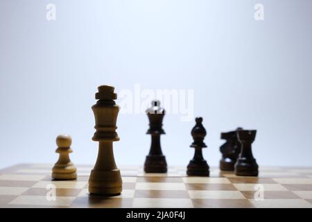 Checkmate-Konzept. Schachbrett Spiel Konzept Hintergrund. Holzschach-Stücke auf Brettspiel. Stockfoto