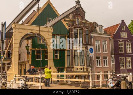 Alkmaar, Niederlande, Mai 2022. Zugbrücke und das Haus mit der Kugel in Alkmaar. Hochwertige Fotos Stockfoto