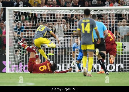 Cyriel Nachspeisen von Feyenoord und Chris Smalling von AS Roma während des Fußballspiels, im National Arena Stadium, Roma gegen Feyenoord am 25. Mai 2022 in Tirana, Albanien. (Foto von AllShotLive/Sipa USA) Stockfoto