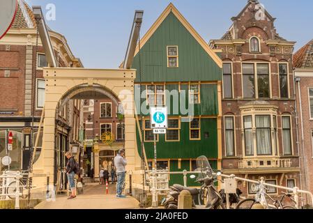 Alkmaar, Niederlande, Mai 2022. Zugbrücke und das Haus mit der Kugel in Alkmaar. Hochwertige Fotos Stockfoto