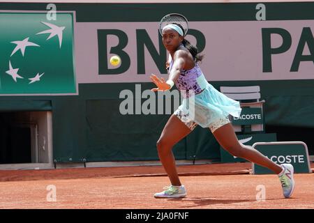 PARIS, Frankreich. 26.. Mai 2022. COCO GAUFF aus den USA gibt den Ball zurück an ALISON UYTVANCK aus Belgien während des Tages 4 der French Open 2022, Grand Slam Tennis Womens Turnier im Roland-Garros Stadium - Paris Frankreich.Coco Gauss gewann : 6:1 7:6 (Bildnachweis: © Pierre Stevenin/ZUMA Press Wire) Stockfoto