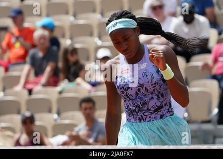 PARIS, Frankreich. 26.. Mai 2022. COCO GAUFF aus den USA gibt den Ball zurück an ALISON UYTVANCK aus Belgien während des Tages 4 der French Open 2022, Grand Slam Tennis Womens Turnier im Roland-Garros Stadium - Paris Frankreich.Coco Gauss gewann : 6:1 7:6 (Bildnachweis: © Pierre Stevenin/ZUMA Press Wire) Stockfoto