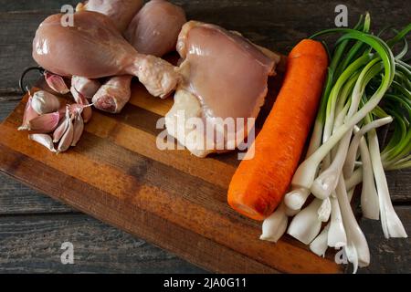 Zutaten für die Herstellung von Buchweizenbrei. Karotten, Hühnerfleisch, Knoblauch, Zwiebel Stockfoto