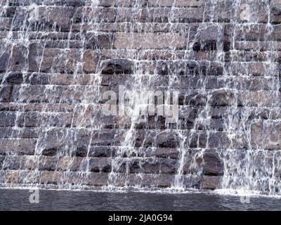 Derwent-Staudamm überflusst die Stützmauer. Stockfoto