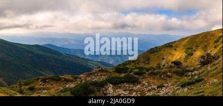 Schöne Landschaften der Ukraine, Chornohirskyy Karpaten Kamm Stockfoto