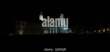 Fürstenfeldbruck, Bayern, Deutschland - 22. April 2022: Blick auf das Kloster Fürstenfeld bei Nacht. Stockfoto