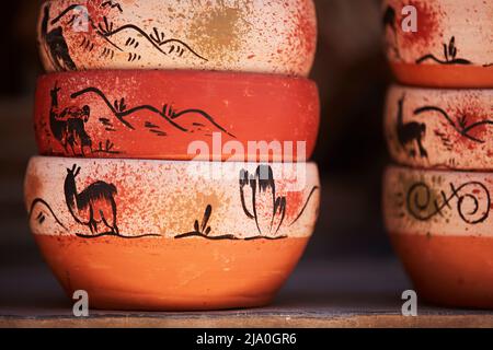 Details zu handgefertigten Terrakotta-Töpfen, die an einem Straßenstand im historischen Fass von Humahuaca in der Provinz Jujuy, Argentinien, verkauft werden. Stockfoto