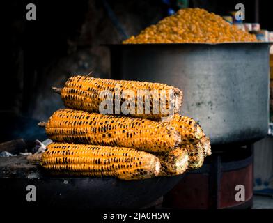 Eine Nahaufnahme von geröstetem Mais oder Labyrinth in den Straßen von Mussoorie, uttarakhand Indien. Dies sind ziemlich berühmte Street Food in Nordindien. Stockfoto