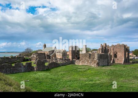 Priory Lindisfarne, Ansicht der Ruinen des Priory Lindisfarne aus dem frühen 12.. Jahrhundert, Holy Island, Northumberland Coast, England, Großbritannien Stockfoto